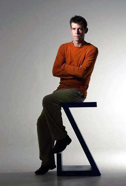ontwerper Jean Meirlaen op zijn Zerb stoel
