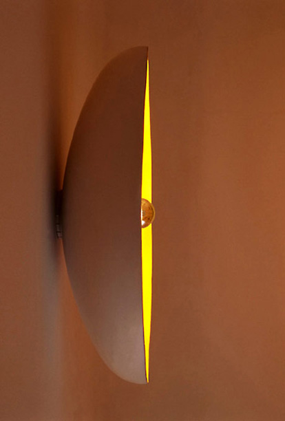 Sol
lamp opgehangen aan een muur
