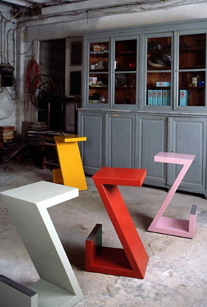 meerdere Zerb stoelen in verschillende kleuren in het atelier van Jean Meirlaen